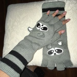 RACOON FINGERLESS GLOVES| adorable!